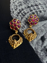 Load image into Gallery viewer, Vintage style (925 silver) earrings in gold polish
