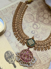 Load image into Gallery viewer, Statement vintage style necklace
