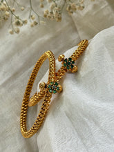 Load image into Gallery viewer, Golusu bangle with green kemp stone and screw

