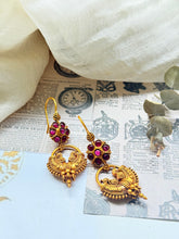 Load image into Gallery viewer, Vintage statement earrings
