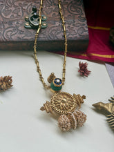 Load image into Gallery viewer, Statement vintage style pendant necklace
