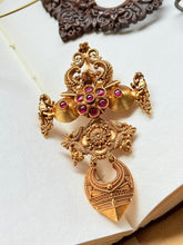 Load image into Gallery viewer, Vintage style pendaht in silver 925 and gold polish
