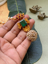 Load image into Gallery viewer, Vintage style pendant with pearl chain
