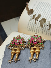 Load image into Gallery viewer, Vintage style earrings in gold polish
