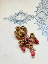 Load image into Gallery viewer, Vintage style pendant in silver 925 and gold polish
