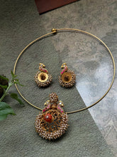 Load image into Gallery viewer, Vintage style pendant with earrings
