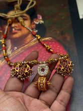 Load image into Gallery viewer, Vintage style statement necklace
