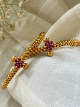 Load image into Gallery viewer, Golusu  bangle with red kemp stone and screw
