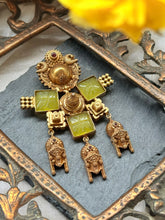 Load image into Gallery viewer, Statement vintage 925 gold polish pendant
