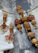Load image into Gallery viewer, Vintage style hasli pendant with earrings
