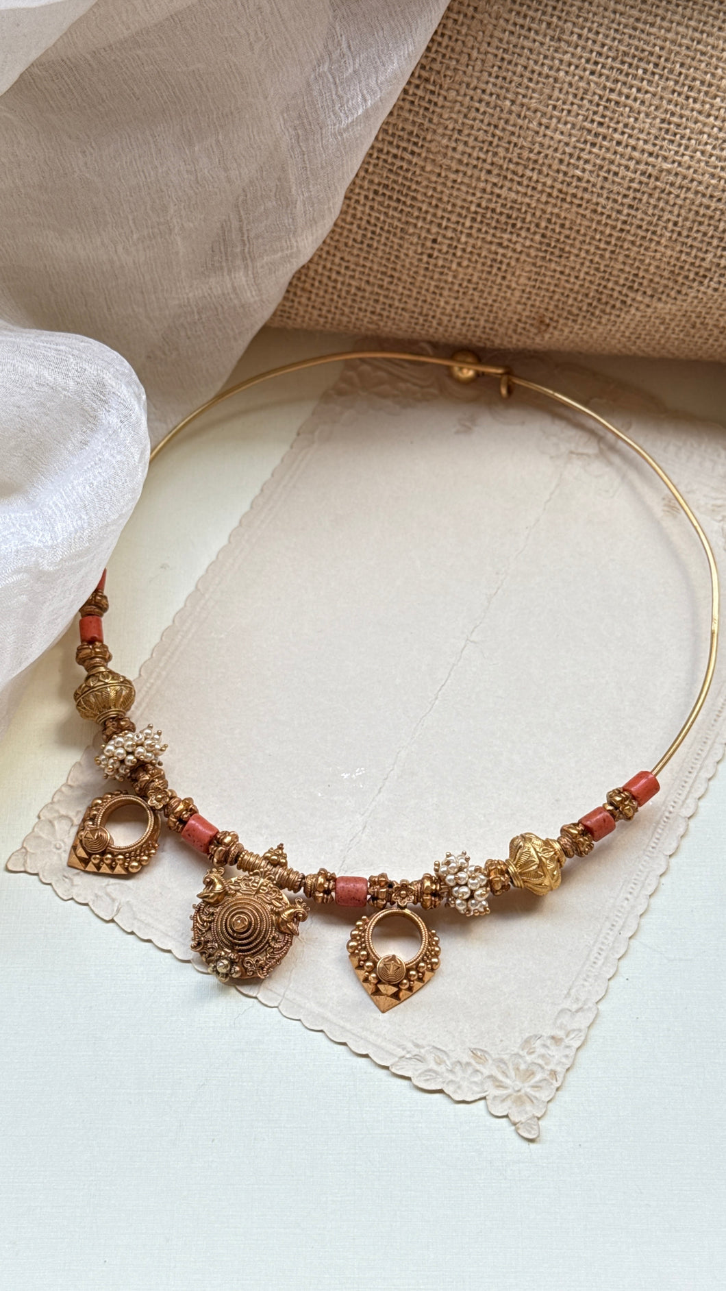 Statement vintage style coral hasli necklace