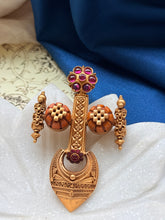 Load image into Gallery viewer, Vintage style statement pendant
