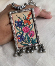 Load image into Gallery viewer, Handpainted Mughal flower pendant necklace
