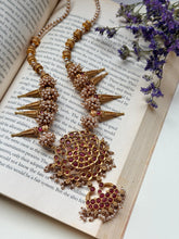 Load image into Gallery viewer, Statement vintage style necklace
