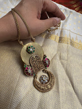 Load image into Gallery viewer, Statement vintage 925gold polish pendant with chain

