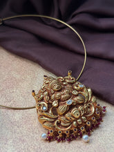 Load image into Gallery viewer, Vintage style pendant with cut stones

