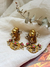 Load image into Gallery viewer, Kundan work earrings in gold polish
