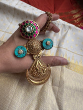 Load image into Gallery viewer, Statement vintage 925gold polish pendant with chain
