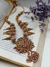 Load image into Gallery viewer, Statement vintage style necklace

