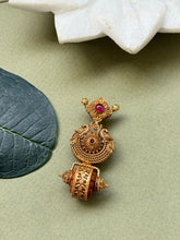 Load image into Gallery viewer, Gold polished, vintage style pendant in silver 925
