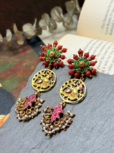 Load image into Gallery viewer, Vintage earrings in gold polish
