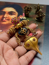 Load image into Gallery viewer, Vintage style statement pendant
