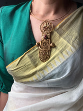 Load image into Gallery viewer, Statement vintage style peacock pendant with hasli
