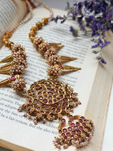 Load image into Gallery viewer, Statement vintage style necklace
