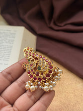 Load image into Gallery viewer, Vintage style pendant with cut stones
