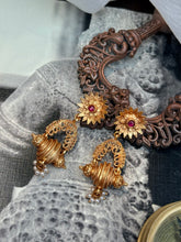 Load image into Gallery viewer, Vintage style (925 silver) earrings in gold polish
