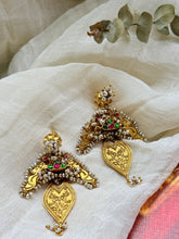 Load image into Gallery viewer, Vintage style earrings in gold polish
