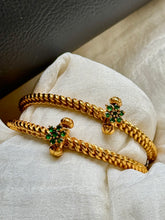 Load image into Gallery viewer, Golusu bangle with green kemp stone and screw
