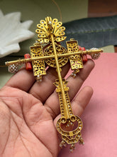 Load image into Gallery viewer, Statement silver 925gold polish pendant with pearls
