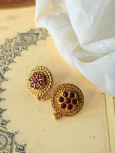 Load image into Gallery viewer, Vintage style statement earrings in sliver 925 in gold polish
