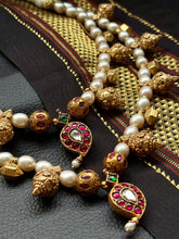 Load image into Gallery viewer, Statement vintage style pearl necklace
