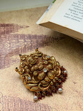Load image into Gallery viewer, Vintage style pendant with cut stones
