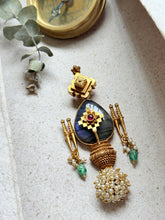 Load image into Gallery viewer, Vintage statement pendant with hasli
