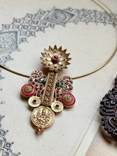 Load image into Gallery viewer, Vintage statement pendant with hasli
