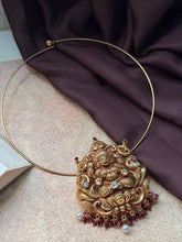 Load image into Gallery viewer, Vintage style pendant with cut stones
