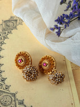 Load image into Gallery viewer, Vintage style statement earrings in sliver 925 in gold polish
