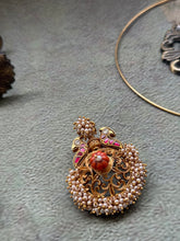Load image into Gallery viewer, Vintage style pendant with earrings
