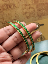 Load image into Gallery viewer, Emerald green  kundan openable kundan stone bangle
