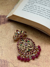 Load image into Gallery viewer, Vintage style pendant with cut stones
