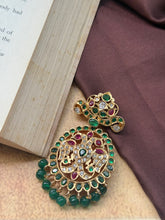 Load image into Gallery viewer, Vintage style pendant with cut stones

