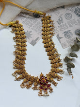 Load image into Gallery viewer, Statement vintage style necklace
