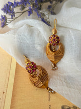 Load image into Gallery viewer, Vintage style statement earrings in sliver 925 in gold polish
