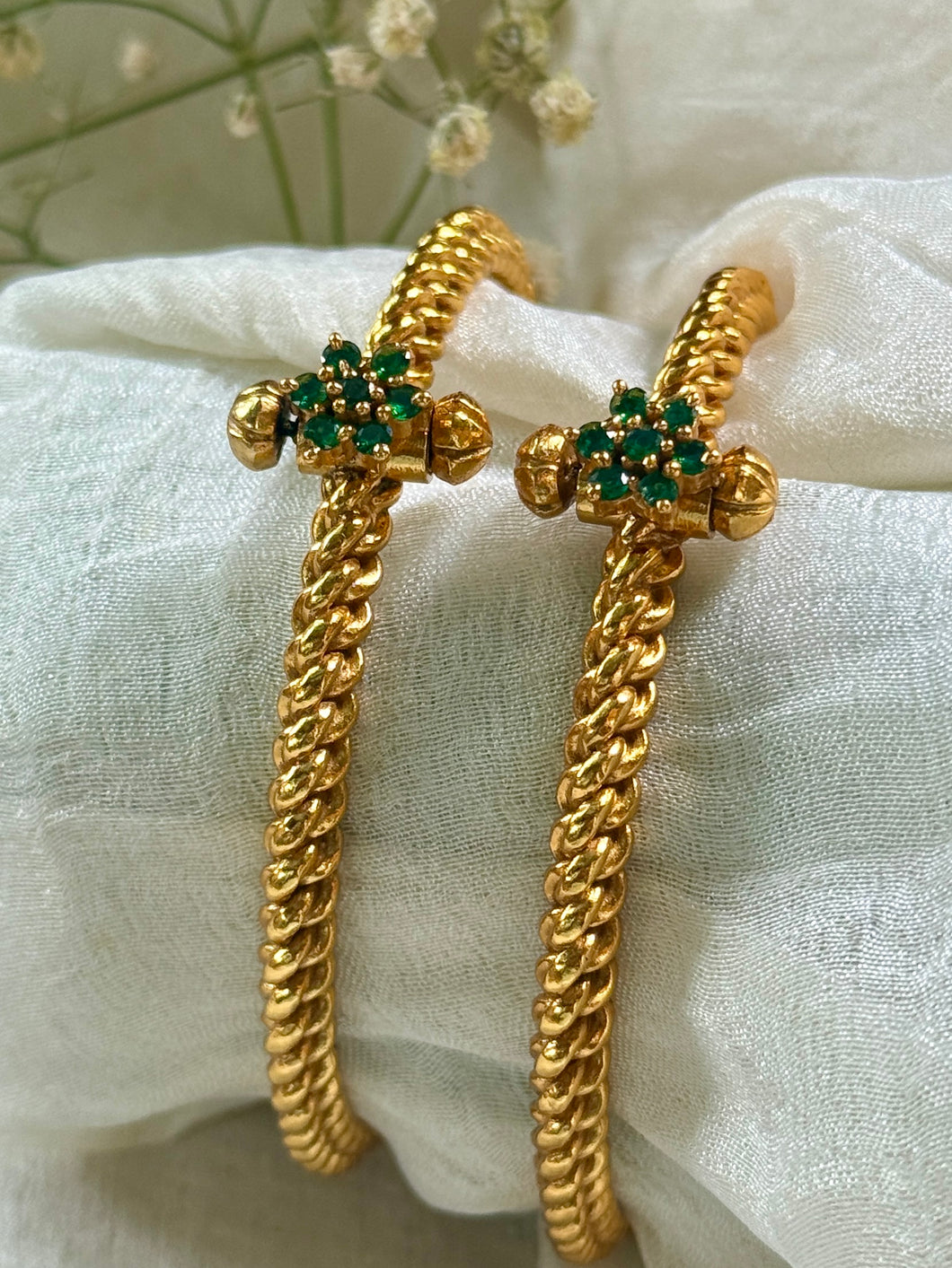 Golusu bangle with green kemp stone and screw