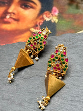 Load image into Gallery viewer, Vintage earrings in gold polish

