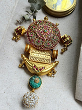Load image into Gallery viewer, Vintage style cut stone statement pendant with hasli
