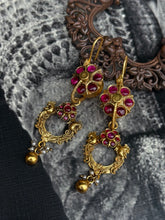 Load image into Gallery viewer, Vintage style (925 silver) earrings in gold polish
